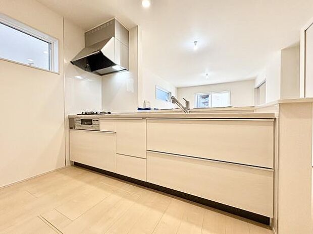 ■■対面キッチン■■キッチンは収納数もさる事ながら、リビングで寛ぐ家族や小さなお子様を見守りながら料理が出来る「対面式の温もり設計」。キッチンから立ち込める香りが今日の料理を期待させます