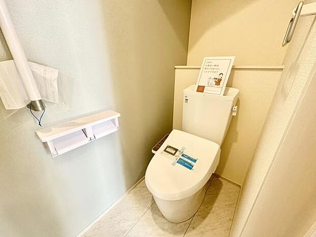 ■■Toilet■■清潔な空間を保ちたいトイレはオフホワイトでまとめました。毎日使う場所だからこそお手入れも楽々にできる機能が搭載されております。汚れが付着しにくい便器はお掃除も楽々です。