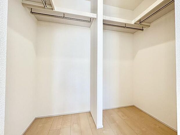 ■■何でも入る■■各居室のクローゼットはスーツ類から丈の長いコート類まで何でも収納できる便利なスペースです。衣装ケースと併用することでセーター類なども収納でき自分だけのスペースにできます。
