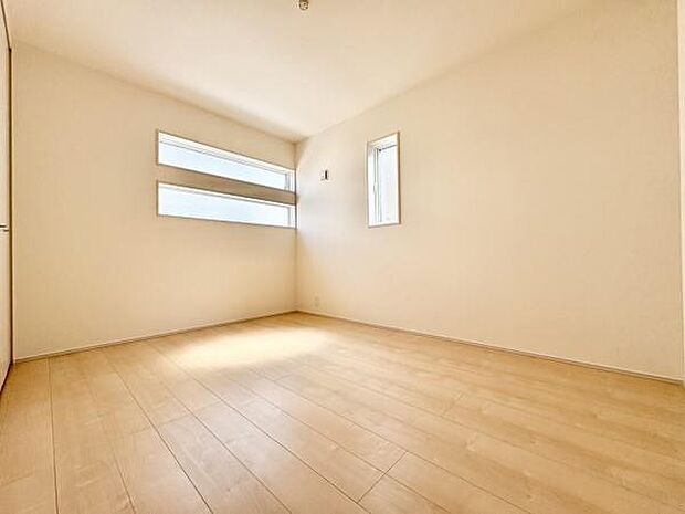 ■■居室■■各居室ごとにデザイン性のある窓を配置しました。壁面にはデスクやベット等の家具を置きやすいように高さや位置にも配慮しました。自分だけのお気に入りの空間を是非ご体感下さい。