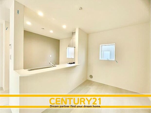 ■■ステキな時間を！■■忙しい朝でも、しっかり家族が揃って食事をして頂けるゆとりある大きさのダイニングスペース。奥様が作る手料理をカウンター越しに受けとって頂き、テーブルで囲む素敵な時間を存分に。