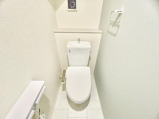 ■■Toilet■■清潔な空間を保ちたいトイレはオフホワイトでまとめました。毎日使う場所だからこそお手入れも楽々にできる機能が搭載されております。汚れが付着しにくい便器はお掃除も楽々です。