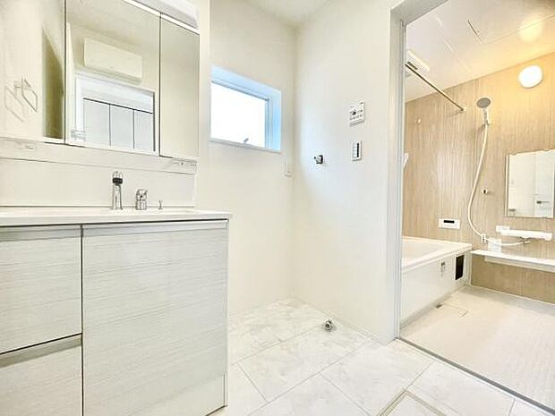 ■■清潔な空間■■毎日使うものだから清潔な空間を保ちたい水回り。洗面にはそんな願いを解消させてくれる収納アイデアが満載です。三面鏡の裏側にはキャビネットが現れ小物から背の高い物まで収納できます。