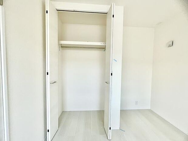 ■■closet■■クローゼットはスーツ類から丈の長いコート類まで何でも収納できる便利なスペースです。衣装ケースと併用することでセーター類なども収納でき自分だけのスペースにカスタマイズできます。