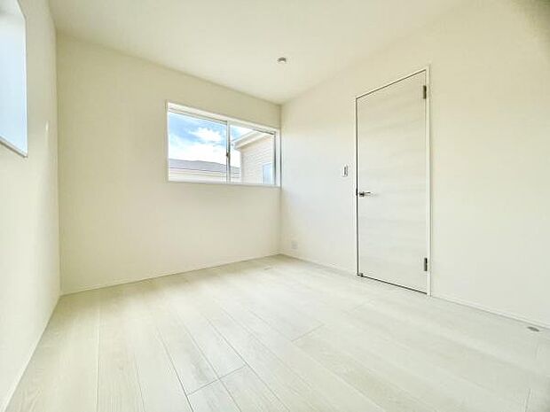 ■■居室■■各居室ごとにデザイン性のある窓を配置しました。壁面にはデスクやベット等の家具を置きやすいように高さや位置にも配慮しました。自分だけのお気に入りの空間を是非ご体感下さい。