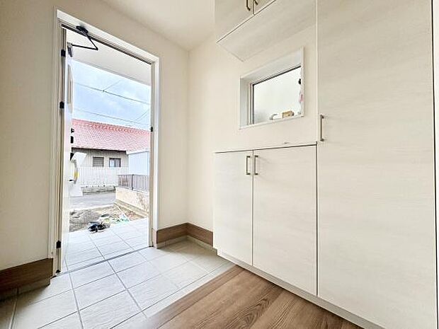 ■■玄関■■人を迎え入れる最初の場所だからこそ、清潔感がある空間にして頂ける様にゆとりあるシューズボックスを設置しました。おでかけの時も帰った時も、「我が家」を最初に感じでもらえる素敵な空間に。