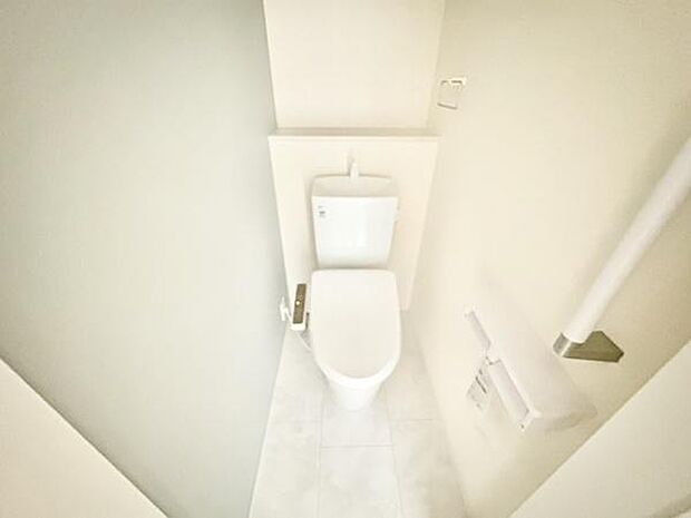 ■■Toilet■■清潔な空間を保ちたいトイレはオフホワイトでまとめました。毎日使う場所だからこそお手入れも楽々にできる機能が搭載されております。汚れが付着しにくい便器はお掃除も楽々です。
