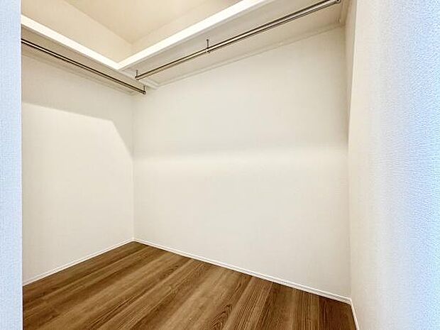 ■■何でも入る■■各居室のクローゼットはスーツ類から丈の長いコート類まで何でも収納できる便利なスペースです。衣装ケースと併用することでセーター類なども収納でき自分だけのスペースにできます。