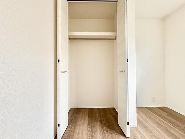 ■■closet■■クローゼットはスーツ類から丈の長いコート類まで何でも収納できる便利なスペースです。衣装ケースと併用することでセーター類なども収納でき自分だけのスペースにカスタマイズできます。