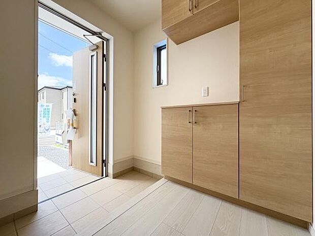 ■■玄関■■人を迎え入れる最初の場所だからこそ、清潔感がある空間にして頂ける様にゆとりあるシューズボックスを設置しました。おでかけの時も帰った時も、「我が家」を最初に感じでもらえる素敵な空間に。