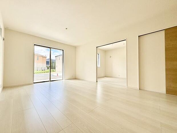 ■■憩いの場所■■パートナーや家族が集う憩いの空間。真新しい木目、Shadeのあるフローリングや白亜のクロスを陽の光、ダウンライトが照らし出し、家族・友人・知人の会話に華を咲かせます。