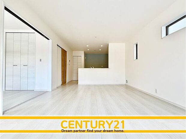 ■■憩いのリビング■■くつろぎを愉しむリビングルームは憩いの場となります。リビングとダイニングの空間機能を活かし、巧みに使い分ける発想が、ライフスタイルに新しいゆとりをもたらします。