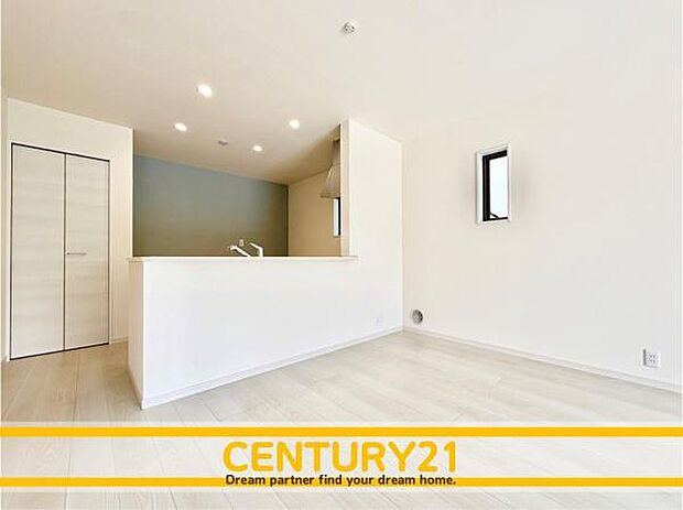 ■■ステキな時間を！■■忙しい朝でも、しっかり家族が揃って食事をして頂けるゆとりある大きさのダイニングスペース。奥様が作る手料理をカウンター越しに受けとって頂き、テーブルで囲む素敵な時間を存分に。