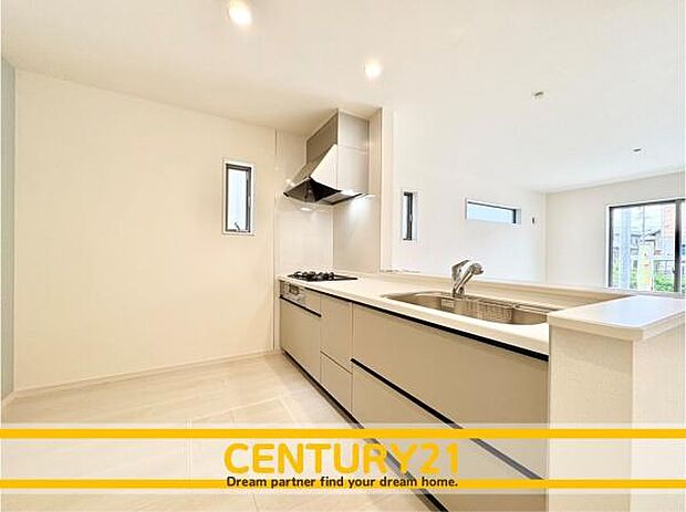 ■■広々キッチン■■大型の冷蔵庫やレンジボードもしっかり置ける広々としたキッチンスペースが大事。ゆとりある空間で作業ができるとお料理の腕も日に日に上がりそうな気がしてきます。