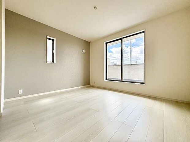 ■■メインベッドルーム■■クローゼット付の広い主寝室。プライベートを保ちながらもバランスよく配置された窓から緩やかな陽が射し込み、広い空間を光が満たしていきます。