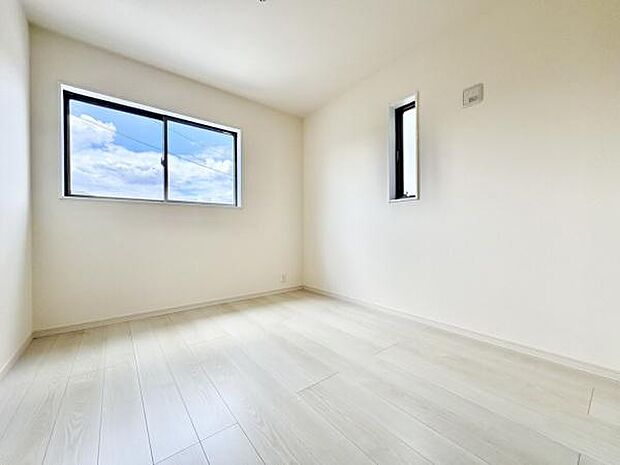 ■■居室■■各居室ごとにデザイン性のある窓を配置しました。壁面にはデスクやベット等の家具を置きやすいように高さや位置にも配慮しました。自分だけのお気に入りの空間を是非ご体感下さい。