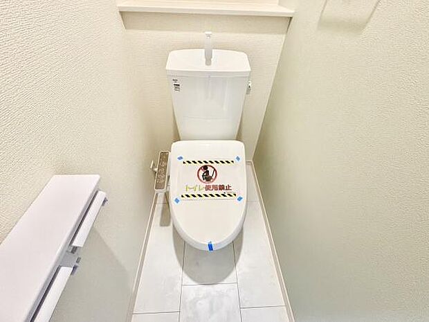 ■■Toilet■■清潔な空間を保ちたいトイレはオフホワイトでまとめました。毎日使う場所だからこそお手入れも楽々にできる機能が搭載されております。汚れが付着しにくい便器はお掃除も楽々です。