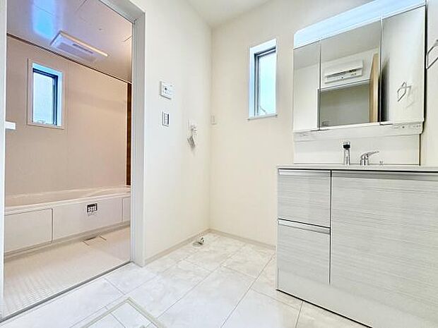 ■■清潔な空間■■毎日使うものだから清潔な空間を保ちたい水回り。洗面にはそんな願いを解消させてくれる収納アイデアが満載です。三面鏡の裏側にはキャビネットが現れ小物から背の高い物まで収納できます。