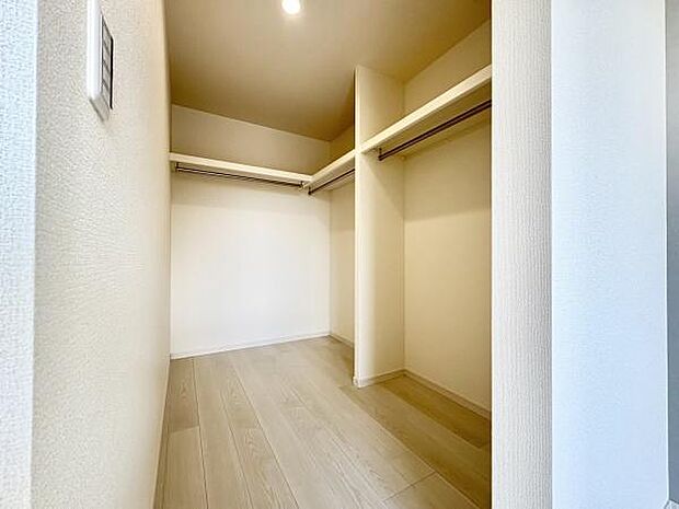 ■■何でも入る■■各居室のクローゼットはスーツ類から丈の長いコート類まで何でも収納できる便利なスペースです。衣装ケースと併用することでセーター類なども収納でき自分だけのスペースにできます。