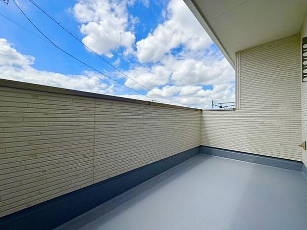 ■■開放感感じるバルコニー■■頬をなでる優しい風を感じることが出来るバルコニー。つい深呼吸をしたくなる気持ちの良い場所はこのお部屋の自慢です。お洗濯物を干すスペースとしても十分な広さがあります。