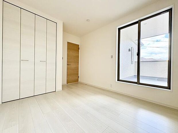 ■■明るい居室■■温もりある自然光を感じていただける居室です。飽きのこないナチュラルカラーの床にホワイトの壁紙は、色褪せることのない心地良さを作ります。