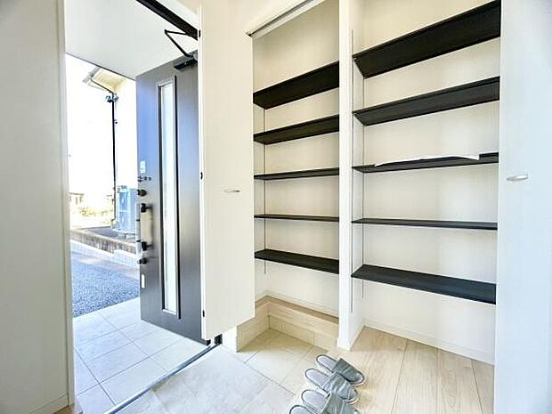 ■■玄関■■人を迎え入れる最初の場所だからこそ、清潔感がある空間にして頂ける様にゆとりあるシューズボックスを設置しました。おでかけの時も帰った時も、「我が家」を最初に感じでもらえる素敵な空間に。