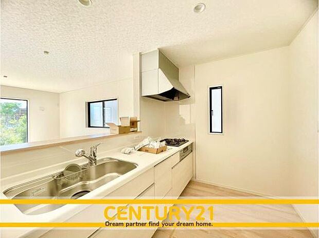 ■■広々キッチン■■大型の冷蔵庫やレンジボードもしっかり置ける広々としたキッチンスペースが大事。ゆとりある空間で作業ができるとお料理の腕も日に日に上がりそうな気がしてきます。