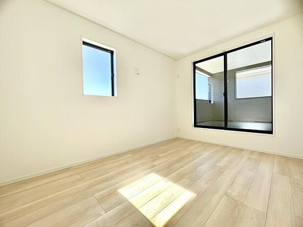 ■■メインベッドルーム■■クローゼット付の広い主寝室。プライベートを保ちながらもバランスよく配置された窓から緩やかな陽が射し込み、広い空間を光が満たしていきます。