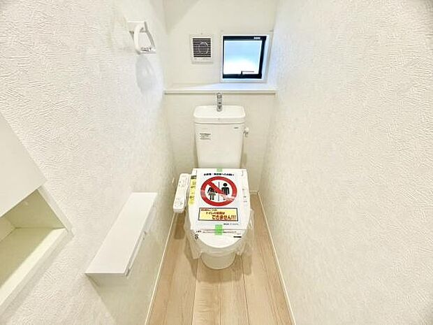 ■■Toilet■■清潔な空間を保ちたいトイレはオフホワイトでまとめました。毎日使う場所だからこそお手入れも楽々にできる機能が搭載されております。汚れが付着しにくい便器はお掃除も楽々です。