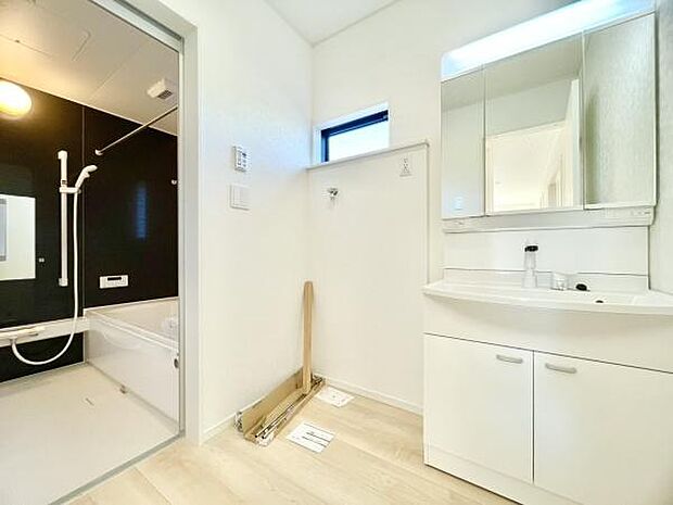 ■■清潔な空間■■毎日使うものだから清潔な空間を保ちたい水回り。洗面にはそんな願いを解消させてくれる収納アイデアが満載です。三面鏡の裏側にはキャビネットが現れ小物から背の高い物まで収納できます。