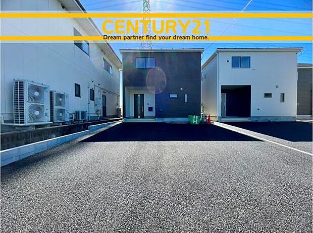 ■■駐車場■■ファミリーカーの需要が多い中、駐車場も確保いたしました。マンションとは違う敷地内駐車。ご主人様のお車のお手入れにも気合が入りますね。