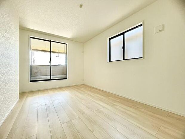 ■■居室■■各居室ごとにデザイン性のある窓を配置しました。壁面にはデスクやベット等の家具を置きやすいように高さや位置にも配慮しました。自分だけのお気に入りの空間を是非ご体感下さい。