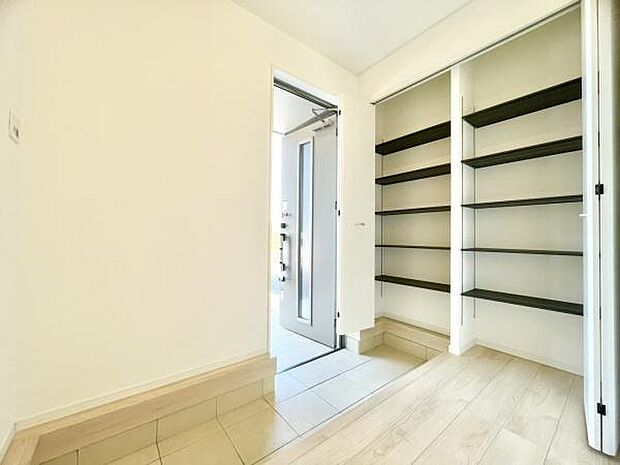 ■■玄関■■人を迎え入れる最初の場所だからこそ、清潔感がある空間にして頂ける様にゆとりあるシューズボックスを設置しました。おでかけの時も帰った時も、「我が家」を最初に感じでもらえる素敵な空間に。