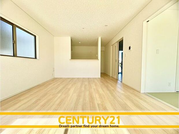 ■■憩いのリビング■■くつろぎを愉しむリビングルームは憩いの場となります。リビングとダイニングの空間機能を活かし、巧みに使い分ける発想が、ライフスタイルに新しいゆとりをもたらします。