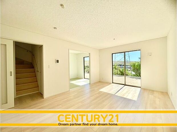 ■■ステキな時間を！■■忙しい朝でも、しっかり家族が揃って食事をして頂けるゆとりある大きさのダイニングスペース。奥様が作る手料理をカウンター越しに受けとって頂き、テーブルで囲む素敵な時間を存分に。