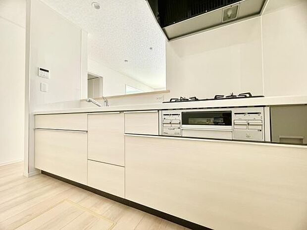 ■■対面キッチン■■キッチンは収納数もさる事ながら、リビングで寛ぐ家族や小さなお子様を見守りながら料理が出来る「対面式の温もり設計」。キッチンから立ち込める香りが今日の料理を期待させます