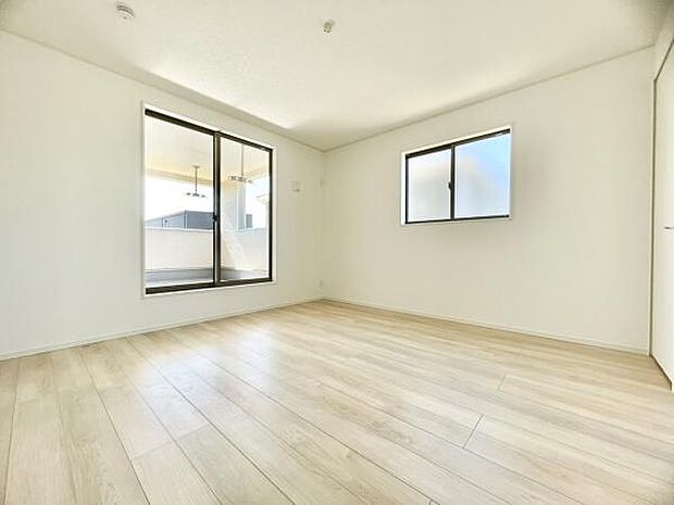 ■■メインベッドルーム■■クローゼット付の広い主寝室。プライベートを保ちながらもバランスよく配置された窓から緩やかな陽が射し込み、広い空間を光が満たしていきます。