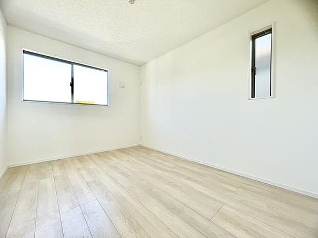 ■■明るい居室■■温もりある自然光を感じていただける居室です。飽きのこないナチュラルカラーの床にホワイトの壁紙は、色褪せることのない心地良さを作ります。