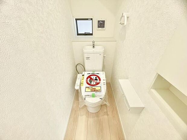 ■■Toilet■■清潔な空間を保ちたいトイレはオフホワイトでまとめました。毎日使う場所だからこそお手入れも楽々にできる機能が搭載されております。汚れが付着しにくい便器はお掃除も楽々です。