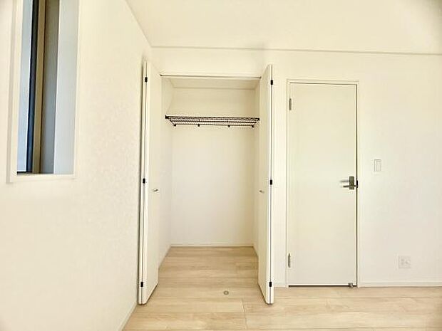 ■■closet■■クローゼットはスーツ類から丈の長いコート類まで何でも収納できる便利なスペースです。衣装ケースと併用することでセーター類なども収納でき自分だけのスペースにカスタマイズできます。
