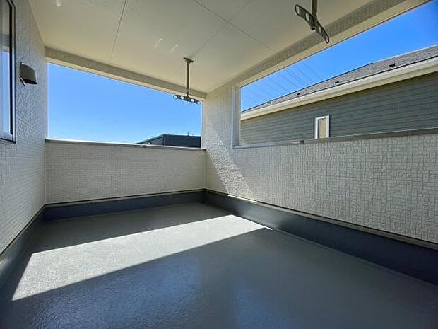 ■■開放感感じるバルコニー■■頬をなでる優しい風を感じることが出来るバルコニー。つい深呼吸をしたくなる気持ちの良い場所はこのお部屋の自慢です。お洗濯物を干すスペースとしても十分な広さがあります。