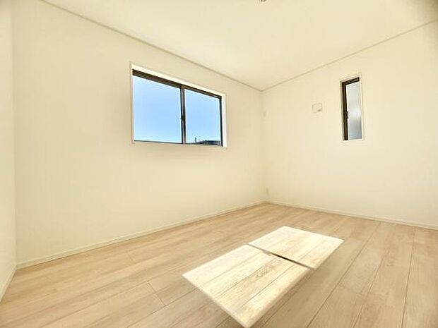 ■■居室■■各居室ごとにデザイン性のある窓を配置しました。壁面にはデスクやベット等の家具を置きやすいように高さや位置にも配慮しました。自分だけのお気に入りの空間を是非ご体感下さい。