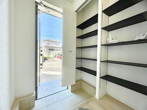 ■■玄関■■人を迎え入れる最初の場所だからこそ、清潔感がある空間にして頂ける様にゆとりあるシューズボックスを設置しました。おでかけの時も帰った時も、「我が家」を最初に感じでもらえる素敵な空間に。