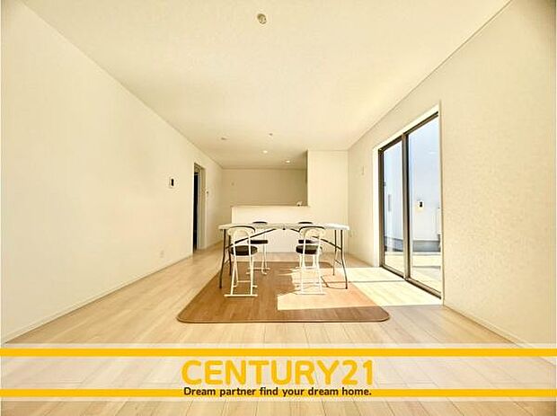 ■■憩いのリビング■■くつろぎを愉しむリビングルームは憩いの場となります。リビングとダイニングの空間機能を活かし、巧みに使い分ける発想が、ライフスタイルに新しいゆとりをもたらします。