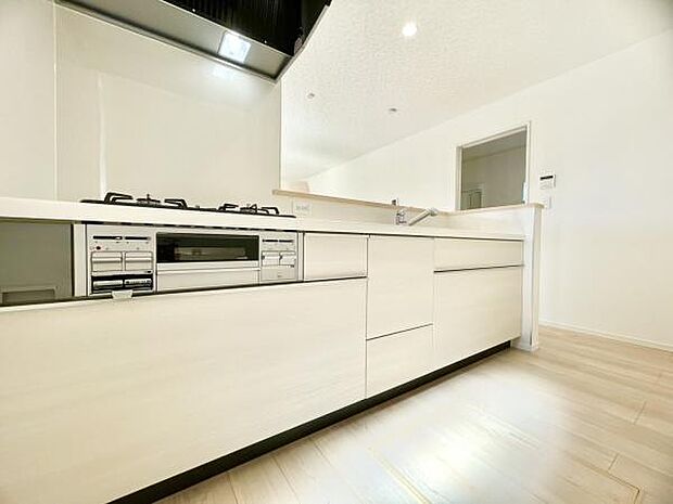 ■■広々キッチン■■大型の冷蔵庫やレンジボードもしっかり置ける広々としたキッチンスペースが大事。ゆとりある空間で作業ができるとお料理の腕も日に日に上がりそうな気がしてきます。