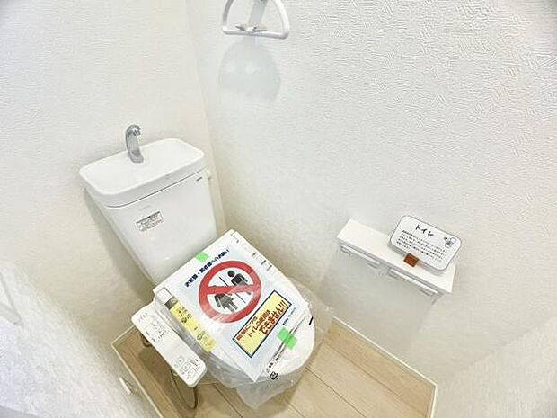 ■■Toilet■■清潔な空間を保ちたいトイレはオフホワイトでまとめました。毎日使う場所だからこそお手入れも楽々にできる機能が搭載されております。汚れが付着しにくい便器はお掃除も楽々です。