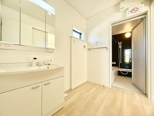 ■■清潔な空間■■毎日使うものだから清潔な空間を保ちたい水回り。洗面にはそんな願いを解消させてくれる収納アイデアが満載です。三面鏡の裏側にはキャビネットが現れ小物から背の高い物まで収納できます。