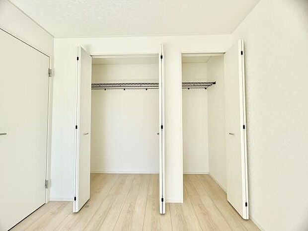 ■■closet■■クローゼットはスーツ類から丈の長いコート類まで何でも収納できる便利なスペースです。衣装ケースと併用することでセーター類なども収納でき自分だけのスペースにカスタマイズできます。
