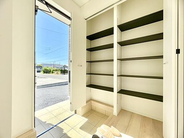 ■■玄関■■人を迎え入れる最初の場所だからこそ、清潔感がある空間にして頂ける様にゆとりあるシューズボックスを設置しました。おでかけの時も帰った時も、「我が家」を最初に感じでもらえる素敵な空間に。