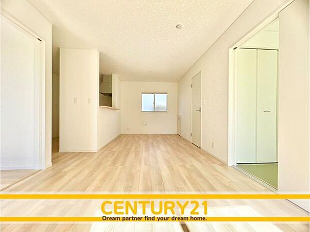 ■■憩いのリビング■■くつろぎを愉しむリビングルームは憩いの場となります。リビングとダイニングの空間機能を活かし、巧みに使い分ける発想が、ライフスタイルに新しいゆとりをもたらします。